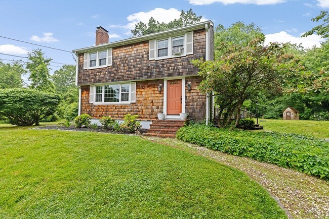 106 Weir St in Hingham, MA - Building Photo - Building Photo