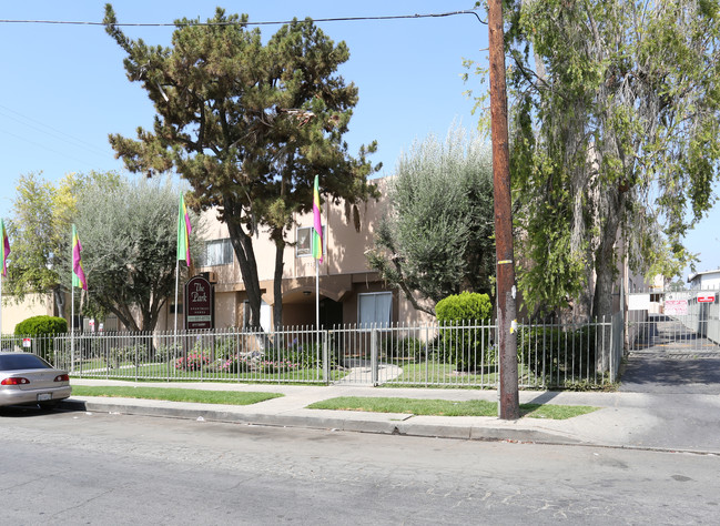 The Park Apartments in Reseda, CA - Building Photo - Building Photo