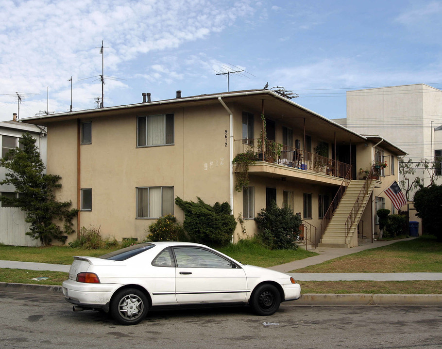 245 W 56th St in Los Angeles, CA - Building Photo