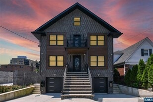 332 Coolidge Ave in Fort Lee, NJ - Building Photo