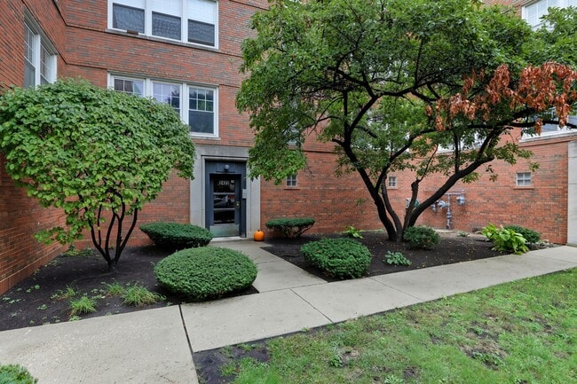 2412 W Farragut Ave in Chicago, IL - Building Photo - Building Photo
