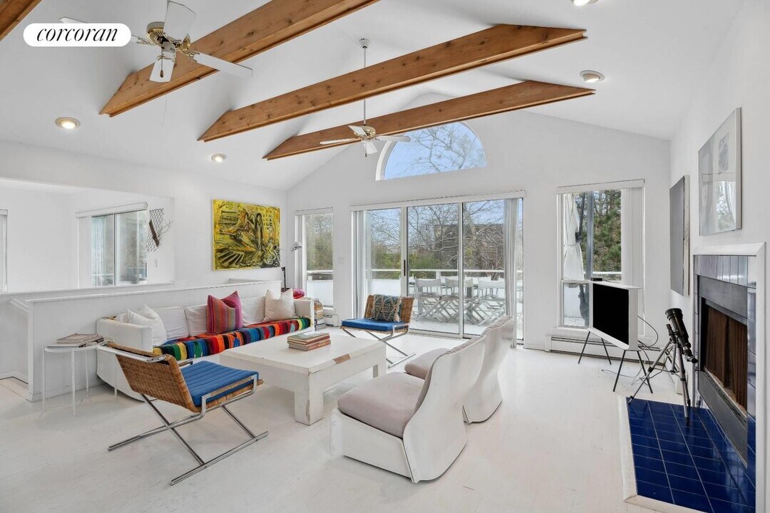 39 Seaside Ave in Montauk, NY - Building Photo