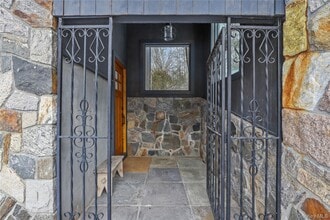 600 Cantitoe St in Bedford, NY - Building Photo - Building Photo