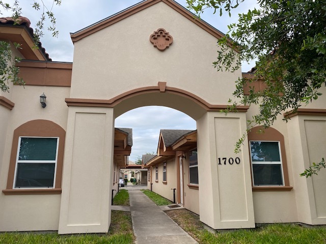 1700 Bronze, Unit 3 in Pharr, TX - Foto de edificio