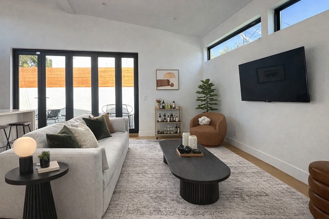 2935 S West View St in Los Angeles, CA - Building Photo - Building Photo