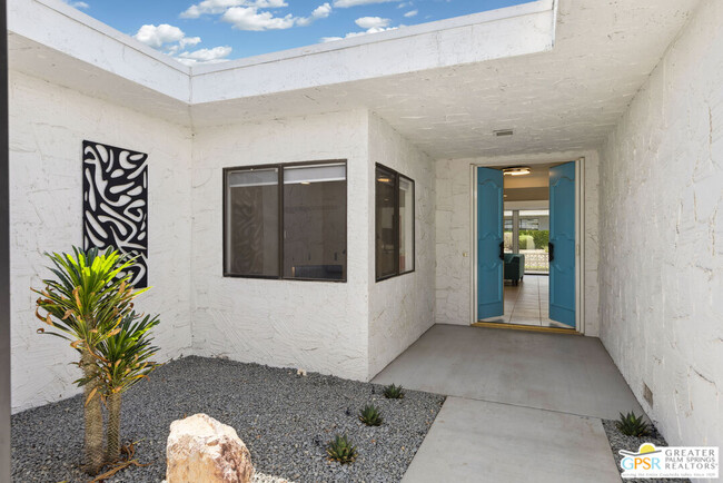 2455 Madrona Dr in Palm Springs, CA - Building Photo - Building Photo