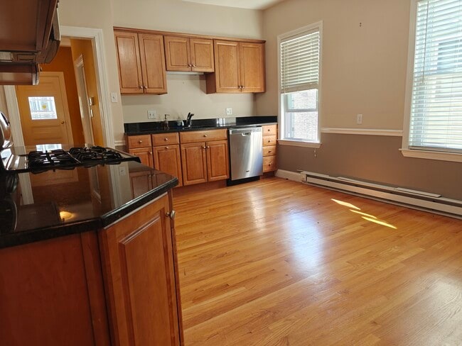 33 Hawthorne St, Unit 33 Hawthorne Street in Somerville, MA - Foto de edificio - Building Photo