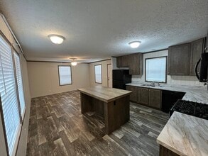 38055 Leverette Ave in Clinton Township, MI - Building Photo - Building Photo