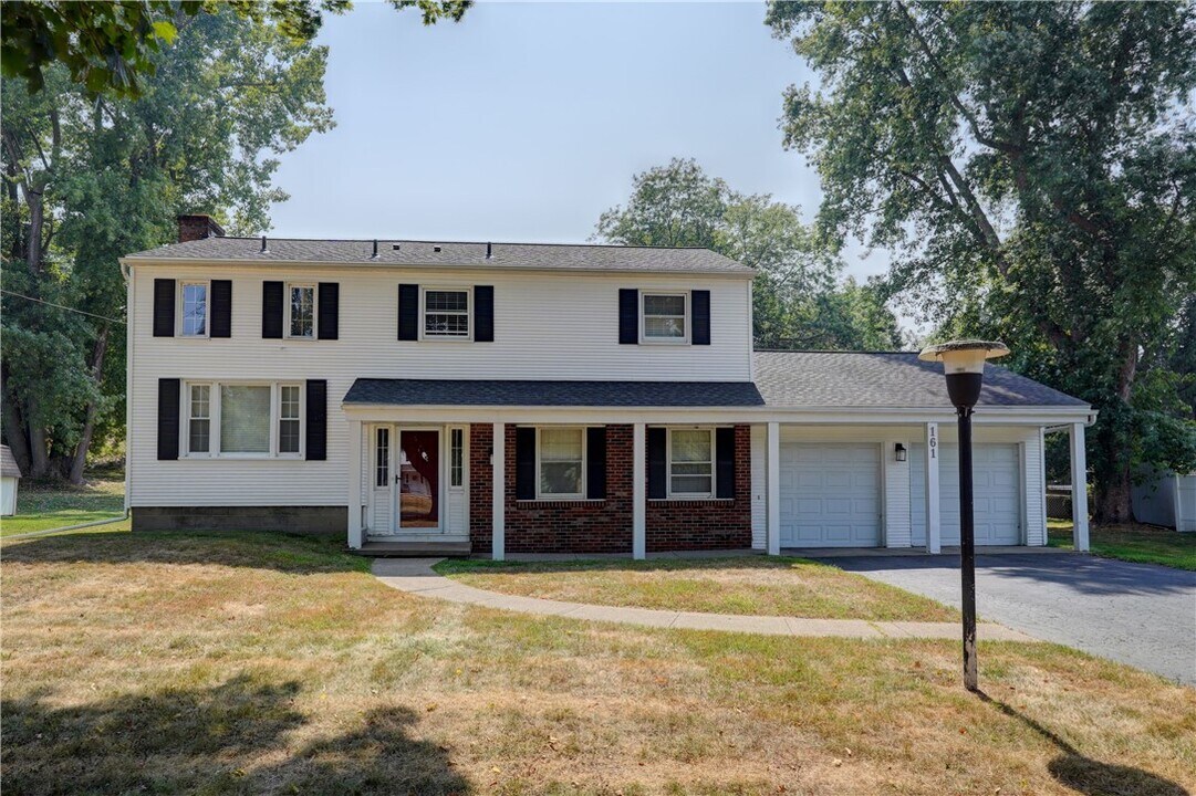161 Railroad Mills Rd in Pittsford, NY - Building Photo