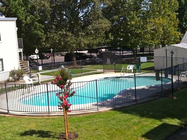 7441 Auburn Oaks Ct-Unit -Apt L in Citrus Heights, CA - Building Photo - Building Photo