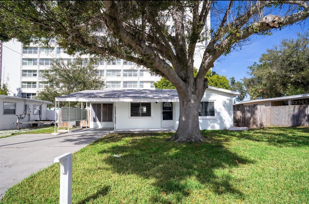 6741 Hibiscus Ave S in South Pasadena, FL - Building Photo