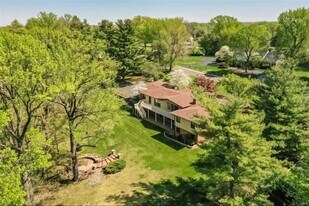 139 Ladue Oaks Dr in Creve Coeur, MO - Building Photo