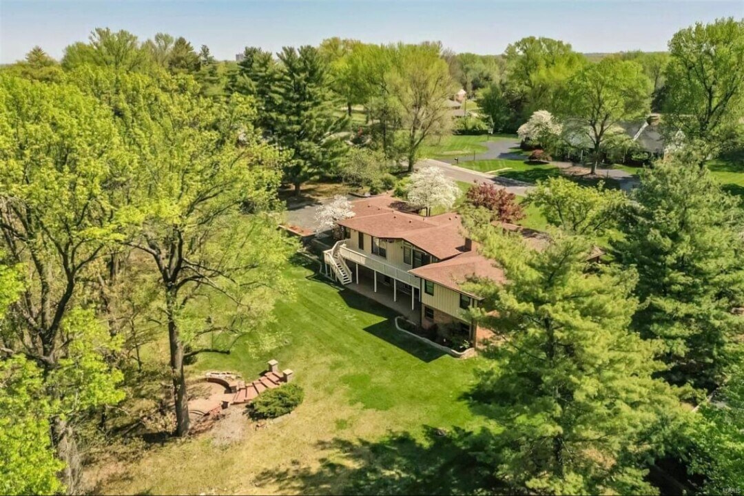 139 Ladue Oaks Dr in Creve Coeur, MO - Building Photo