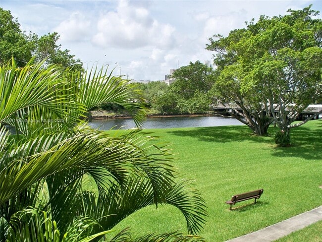 8325 SW 72nd Ave in Miami, FL - Building Photo - Building Photo