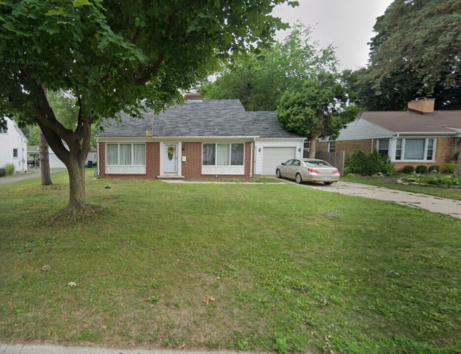 344 Lazarre Ave in Allouez, WI - Building Photo