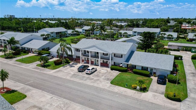 8760 Lueck Ln in Ft. Myers, FL - Foto de edificio - Building Photo