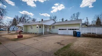 905 Park Ave in Dickinson, ND - Building Photo