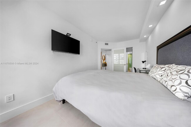 1625 Collins Ave in Miami Beach, FL - Building Photo - Building Photo