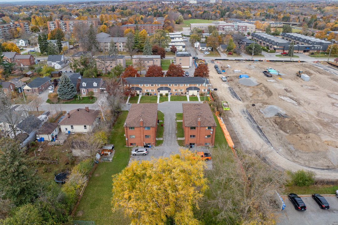 129 Cedar St in Whitby, ON - Building Photo