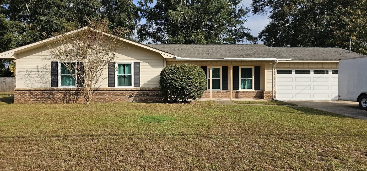 605 Melbourne Dr in Enterprise, AL - Building Photo