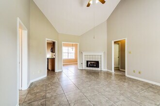 8750 Overcup Oaks Dr in Memphis, TN - Foto de edificio - Building Photo