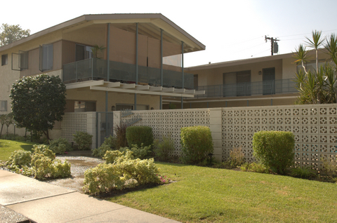 Villa Orlando in Covina, CA - Foto de edificio