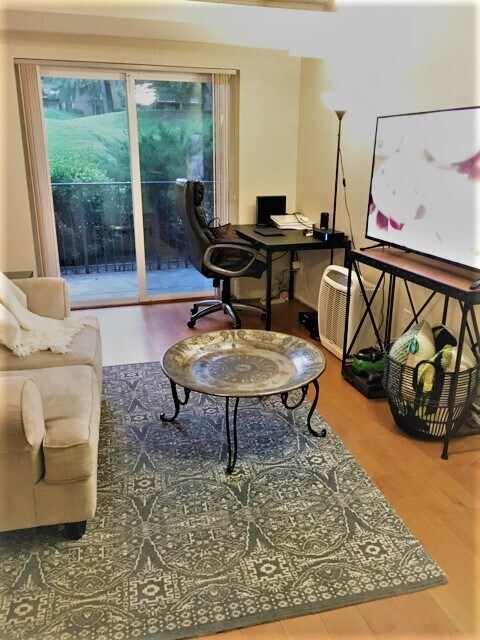 75 S Reynolds St, Unit 117 in Alexandria, VA - Foto de edificio - Building Photo