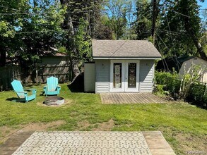 7230 Sandy Beach Dr in Waterford Township, MI - Foto de edificio - Building Photo