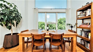 130 Scholes St, Unit 2A in Brooklyn, NY - Building Photo - Building Photo