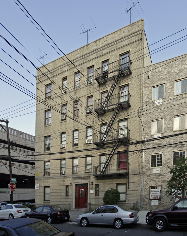 4235 Carpenter Ave in Bronx, NY - Building Photo - Building Photo