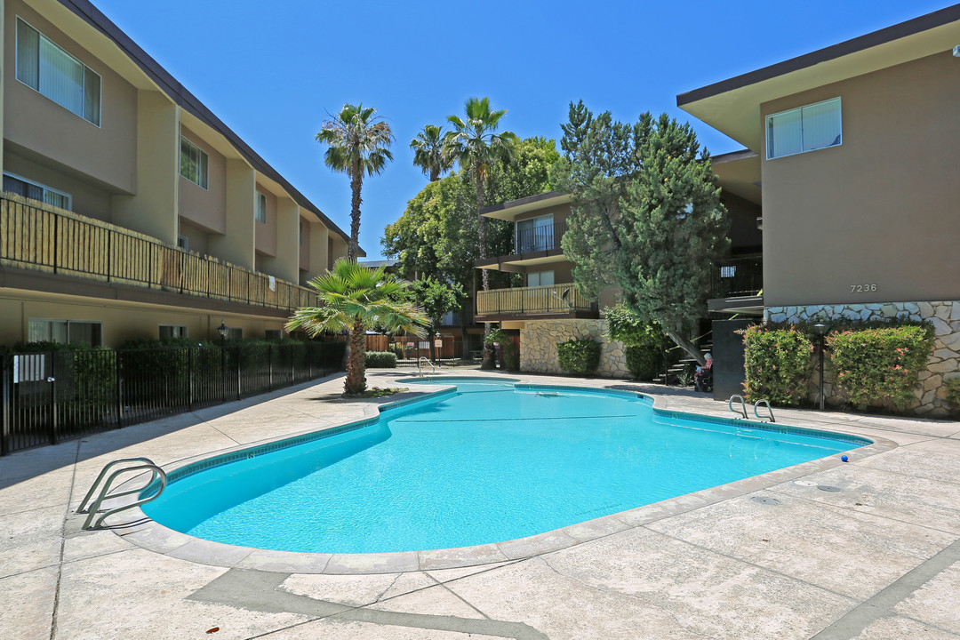 Parkway Townhomes in Sacramento, CA - Building Photo