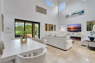 2891 Tiburon Blvd E in Naples, FL - Foto de edificio - Building Photo