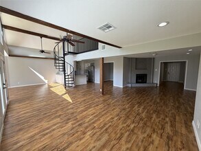 10031 Haddington Dr in Houston, TX - Building Photo - Building Photo
