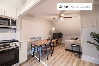 Room in Shared 3 bed/1 bath home, Unit A in Brookline, MA - Foto de edificio - Building Photo