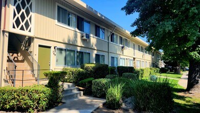 Palms Apartments in Stockton, CA - Foto de edificio - Building Photo