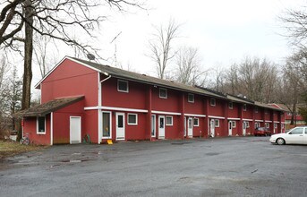 CoveView Garden Apartments in Rhinebeck, NY - Foto de edificio - Building Photo