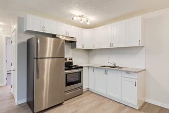 Mirror Lake Apartments in Camrose, AB - Building Photo - Building Photo