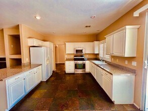 2455 Silver Sunrise Ln in Henderson, NV - Building Photo - Building Photo