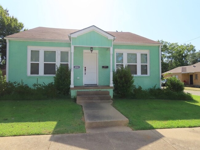 property at 818 S Bois D Arc Ave