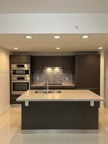 7661 NW 107th Ave in Doral, FL - Building Photo