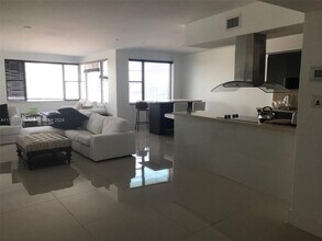 5255 Collins Ave, Unit 4G in Miami Beach, FL - Foto de edificio - Building Photo