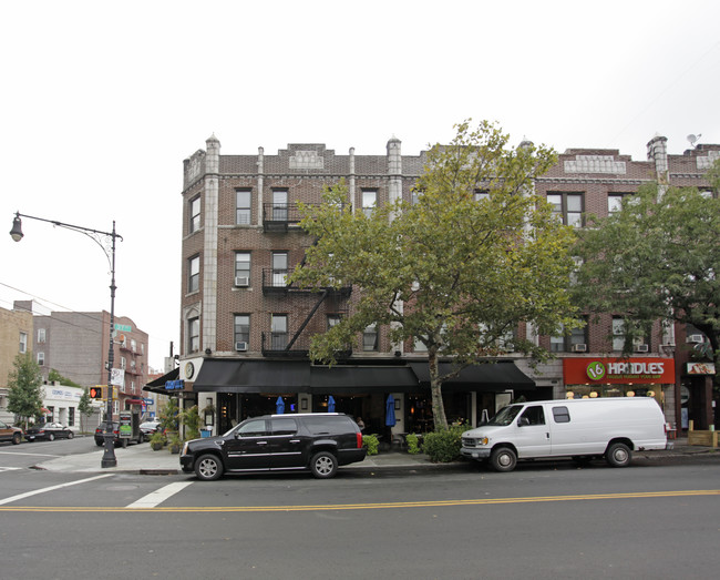 37-01 30th Ave in Astoria, NY - Foto de edificio - Building Photo