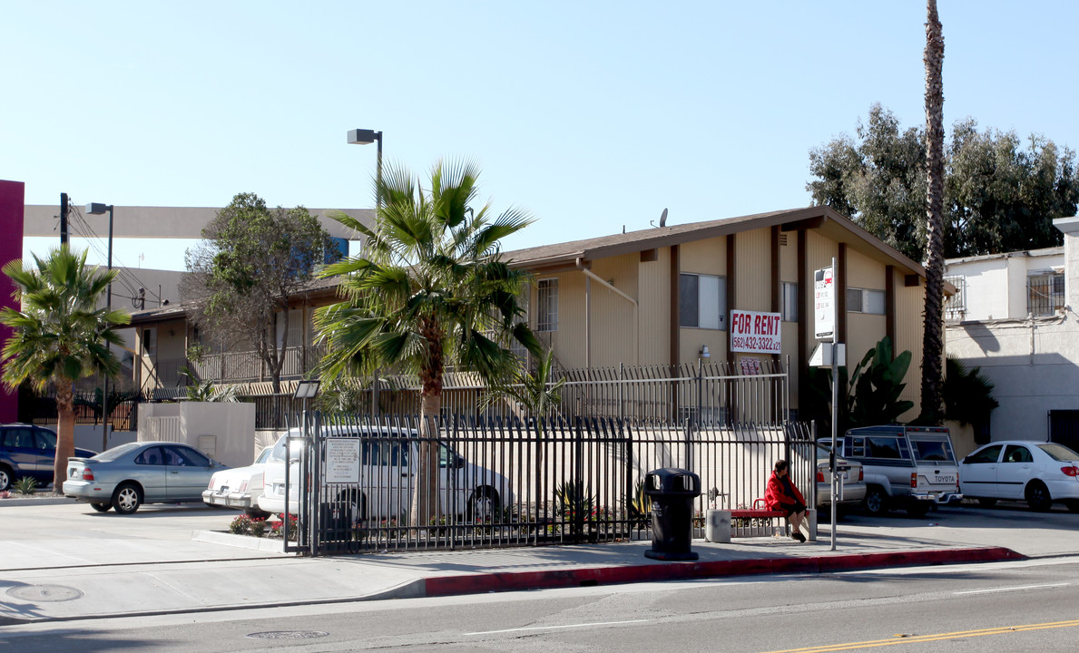 1010 E 7th St in Long Beach, CA - Foto de edificio