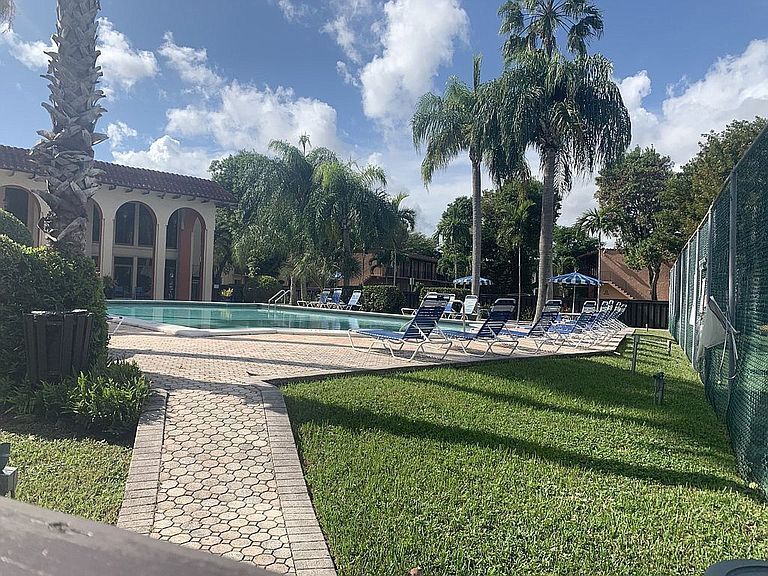 10740 N Kendall Dr in Miami, FL - Building Photo