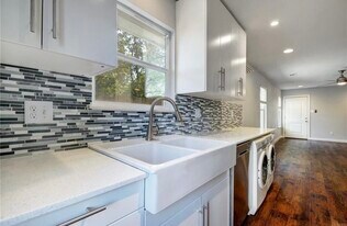 1120 Estes Ave, Unit B in Austin, TX - Building Photo