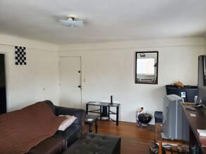 330 N Holly St in Medford, OR - Building Photo - Interior Photo