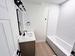 2306 N Hoyne Ave, Unit 1R in Chicago, IL - Building Photo - Building Photo