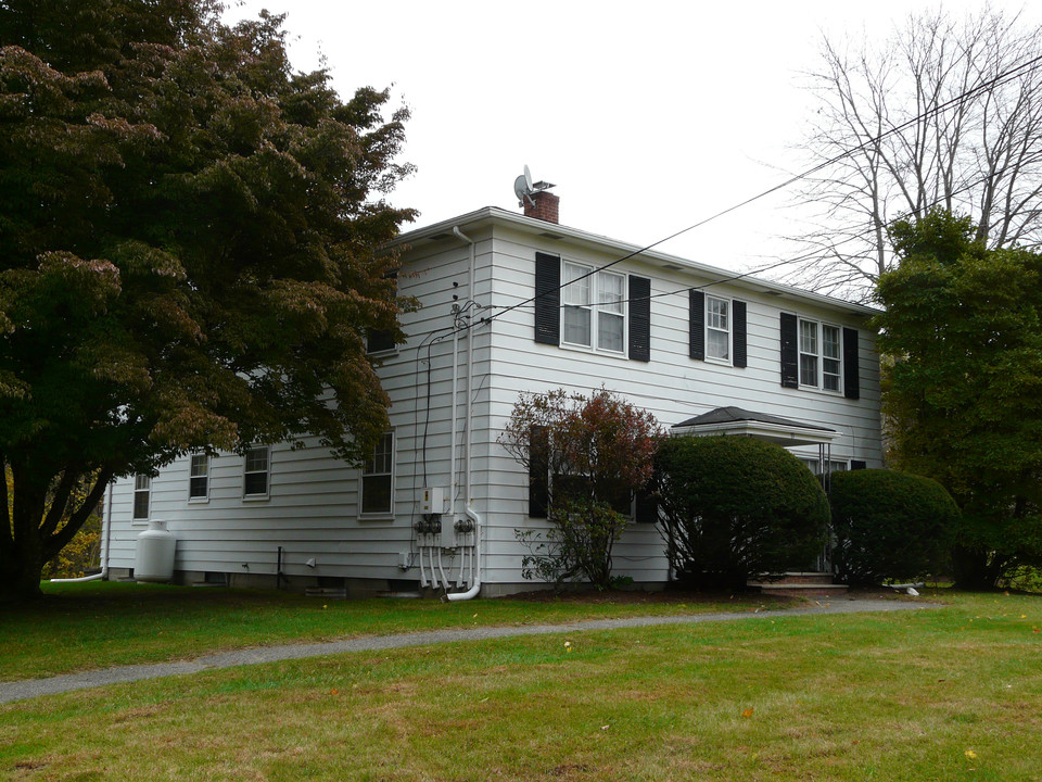 117 Pocono Rd in Brookfield, CT - Foto de edificio