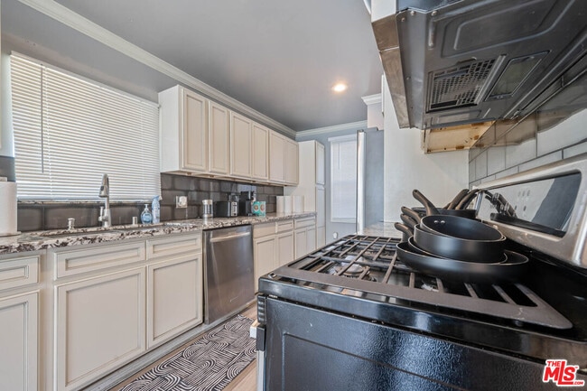 property at 1234 W 39th Pl