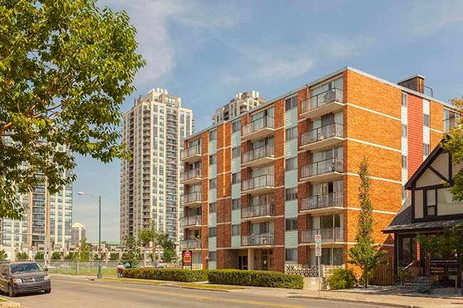 1304 11 St SW in Calgary, AB - Building Photo